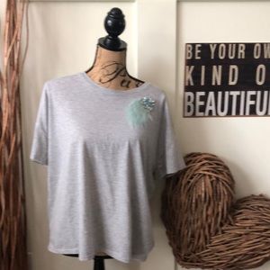 Zara Gray short Sleeve Tee w/Rhinestone & Fur Pin